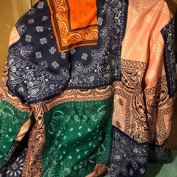 Size medium pullover - Picture 4 of 4